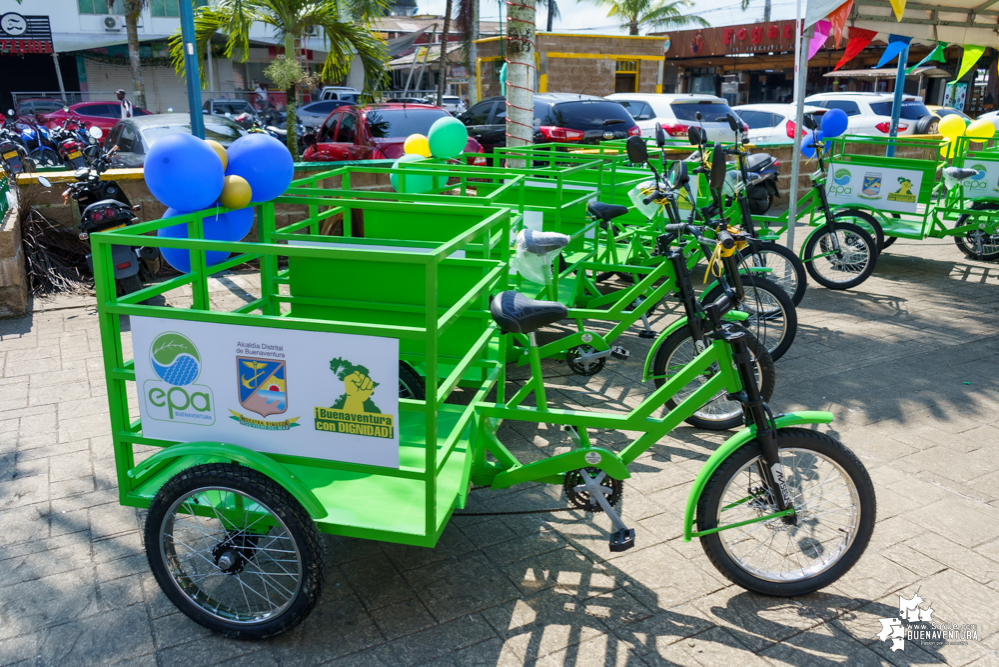 Recicladores de Buenaventura recibieron triciclos recolectores para facilitar su labor