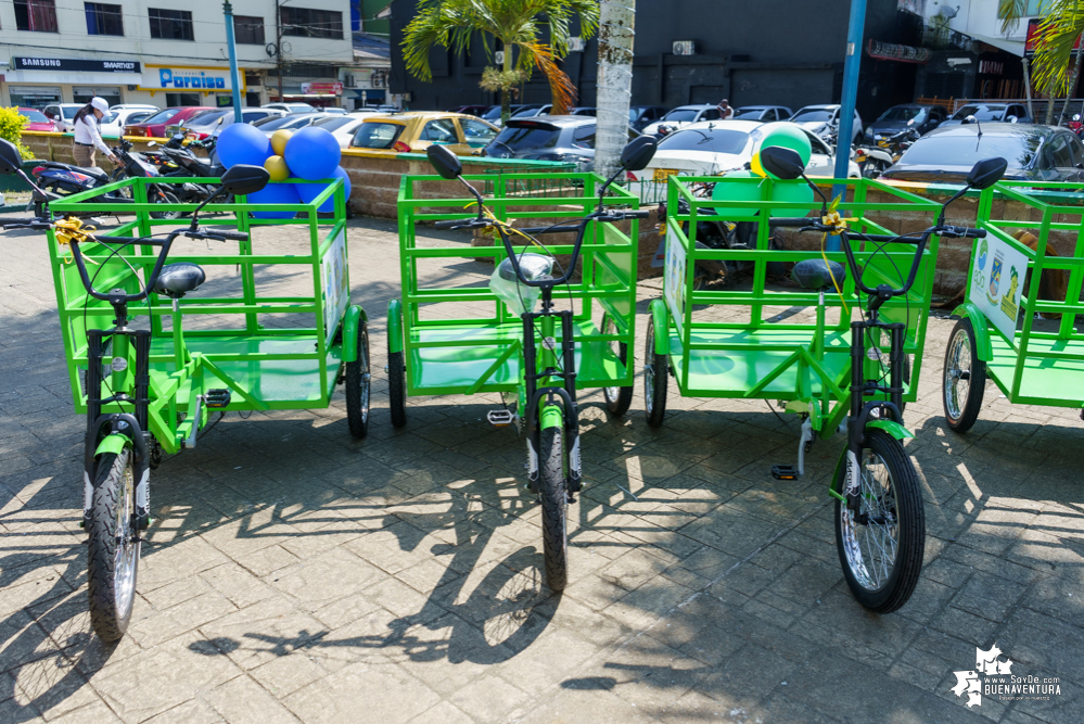 Recicladores de Buenaventura recibieron triciclos recolectores para facilitar su labor