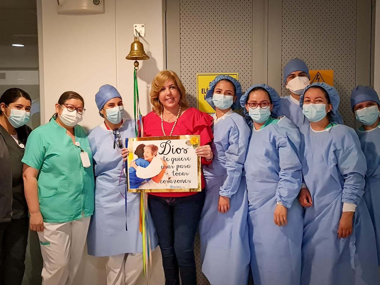 Gobernadora del Valle, Clara Luz Roldán, tocó la campana de la victoria en su batalla contra el Cáncer