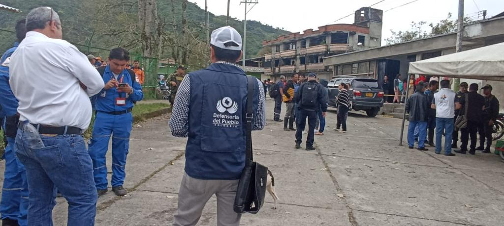 La Defensoría del Pueblo mantiene acompañamiento y verifica entrega de ayudas a familias damnificadas en Rosas, Cauca