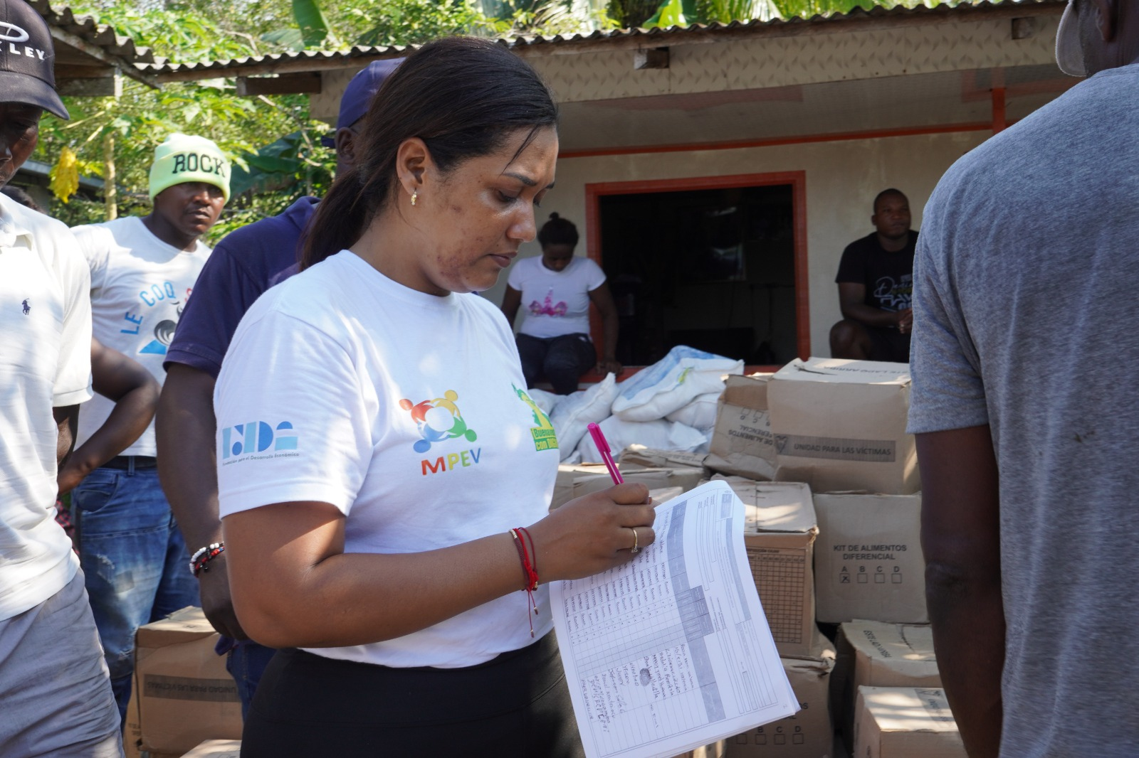 La Administración Distrital de Buenaventura apoya a familias confinadas de río Mayorquín con mercados