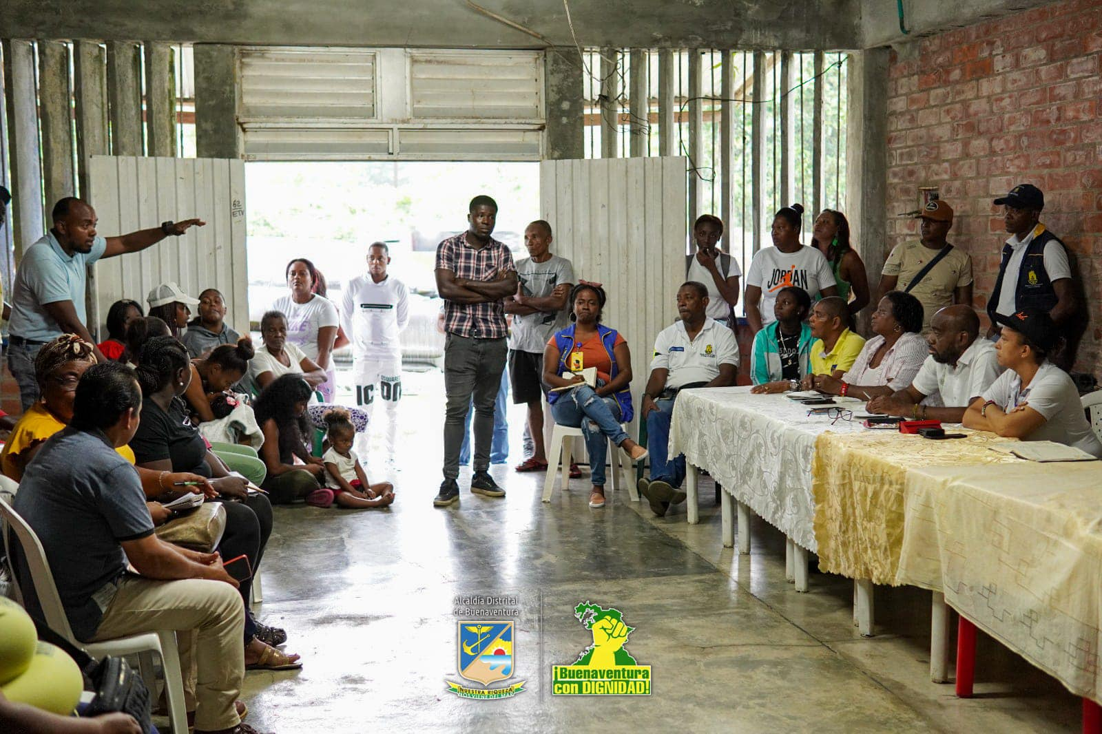 El alcalde distrital de Buenaventura, Víctor Hugo Vidal y secretarios del despacho escucharon a los moradores del sector de Zaragoza