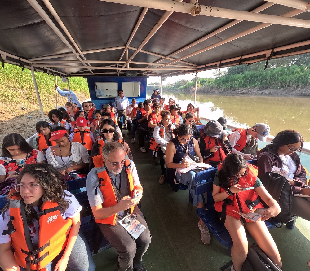 Barco escuela de la CVC recibió a estudiantes de la Universidad de Columbia