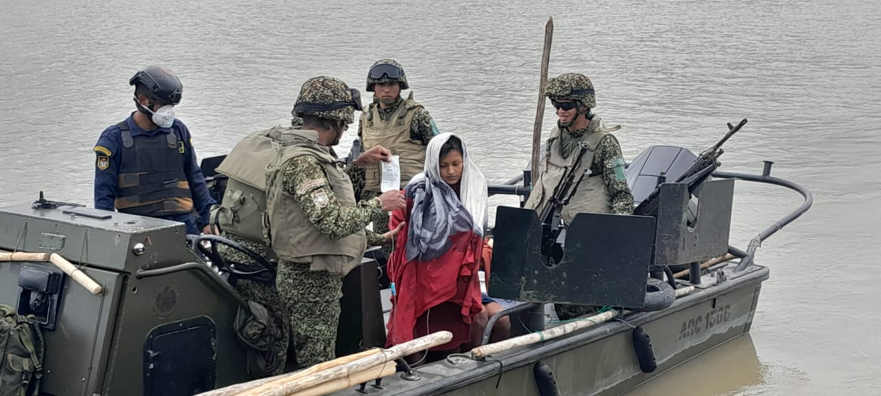La Armada de Colombia evacuó a mujer indígena en delicado estado de salud y a su bebé recién nacido