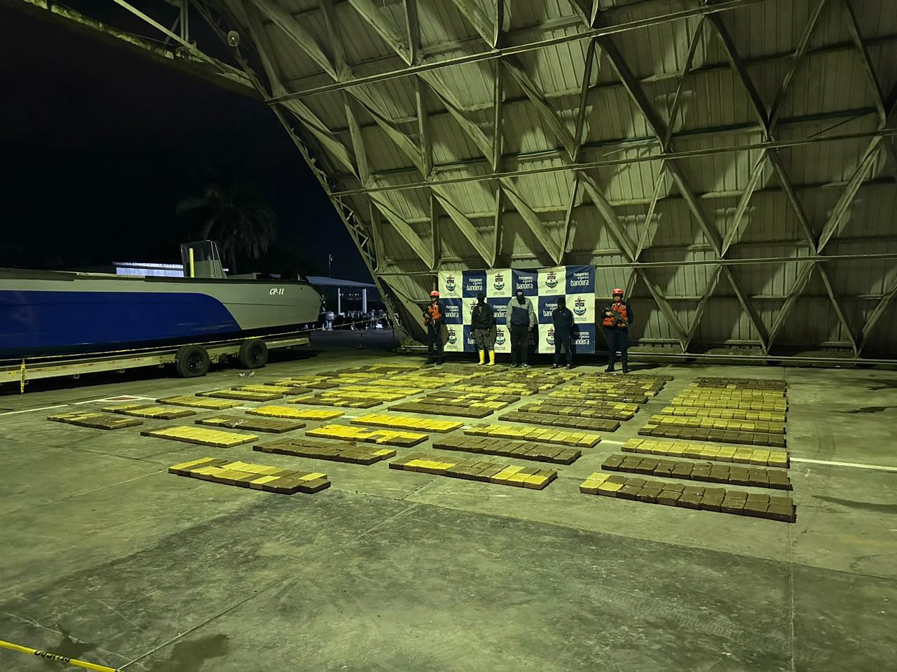 Fue incautada más de una tonelada de clorhidrato de cocaína en aguas del pacífico colombiano 