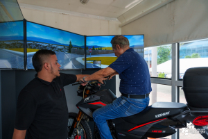 Con simulador de motos se busca que los motociclistas mantengan un comportamiento de espeto a las normas de tránsito en Buenaventura 