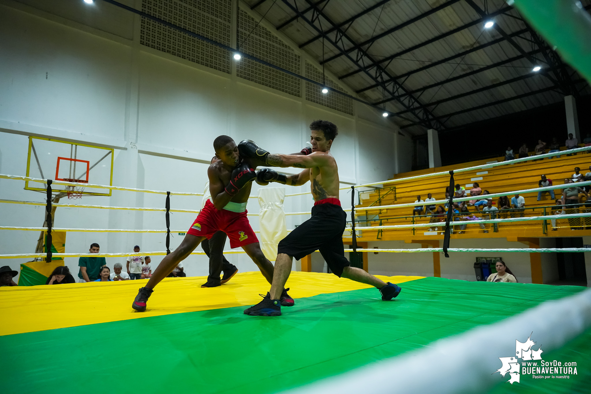 Buenaventura disfrutó la velada de boxeo nacional e internacional