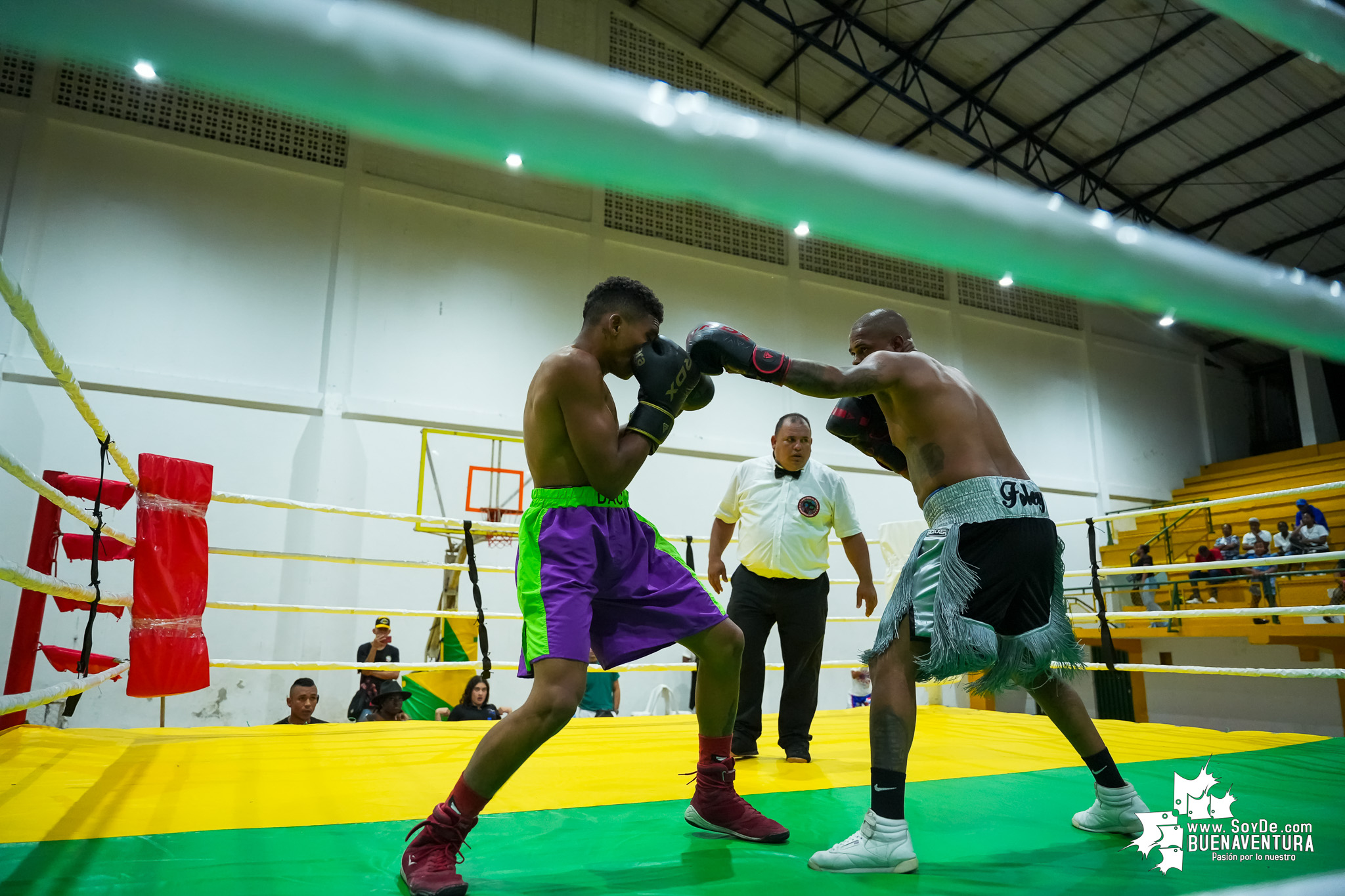 Buenaventura disfrutó la velada de boxeo nacional e internacional