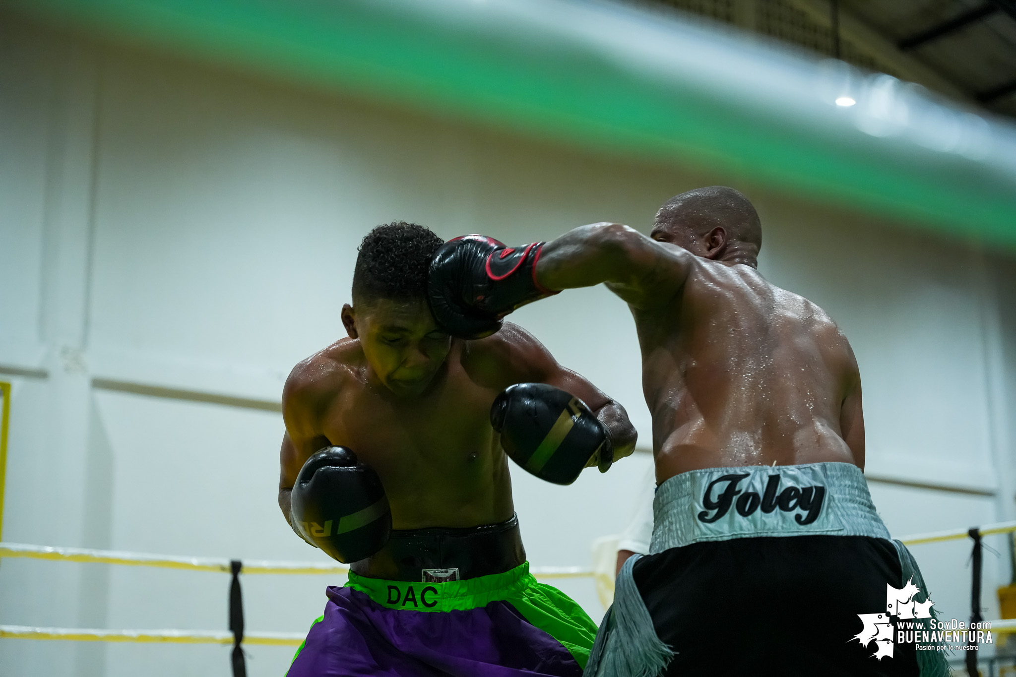 Buenaventura disfrutó la velada de boxeo nacional e internacional