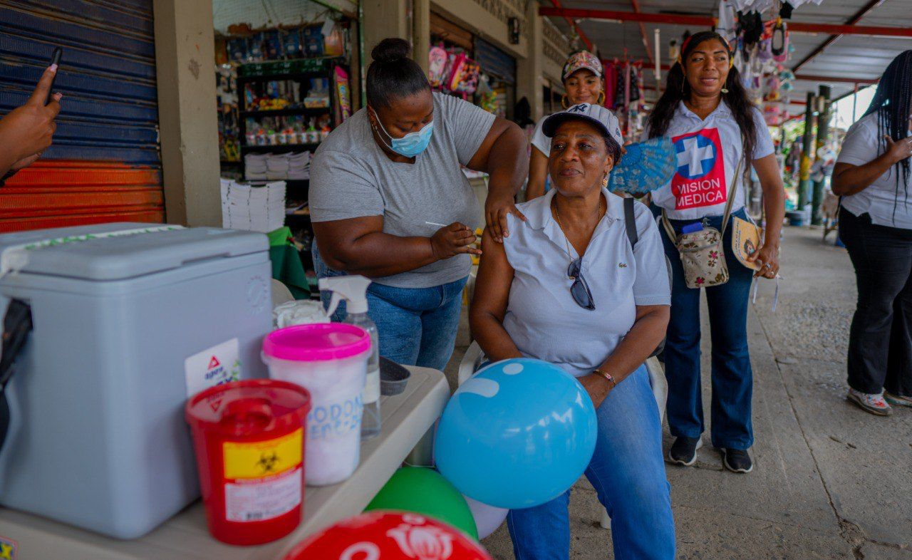 Más de 800 dosis fueron aplicadas en la primera Jornada Nacional de Vacunación en el Distrito