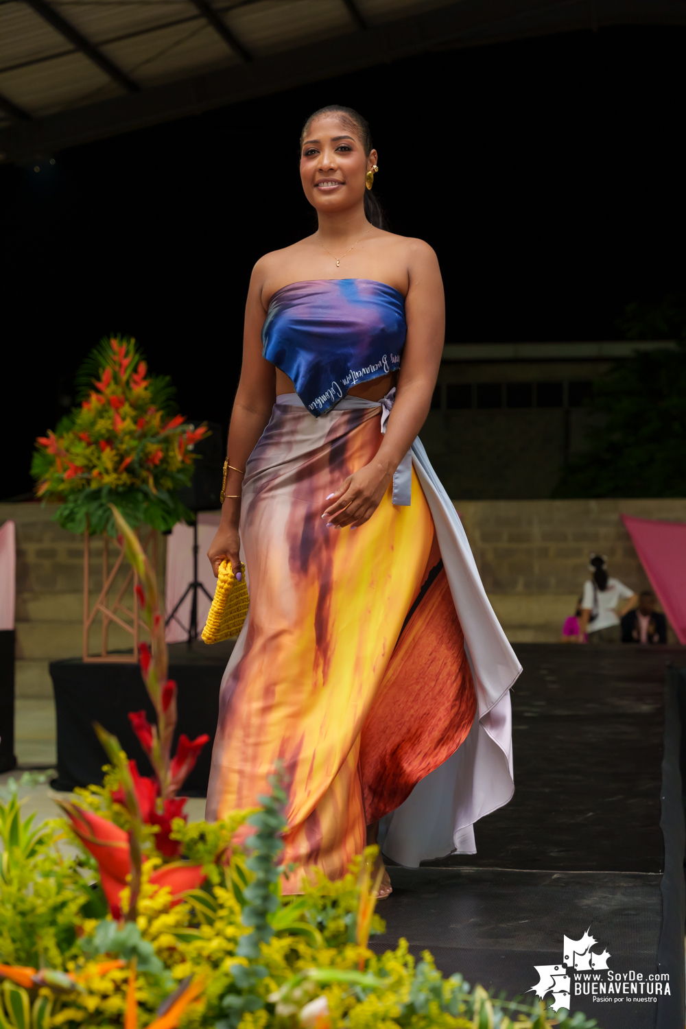 Secretarias del despacho de la Alcaldía Distrital de Buenaventura participaron en pasarela con los vestidos de atardeceres en evento del Día de la Mujer