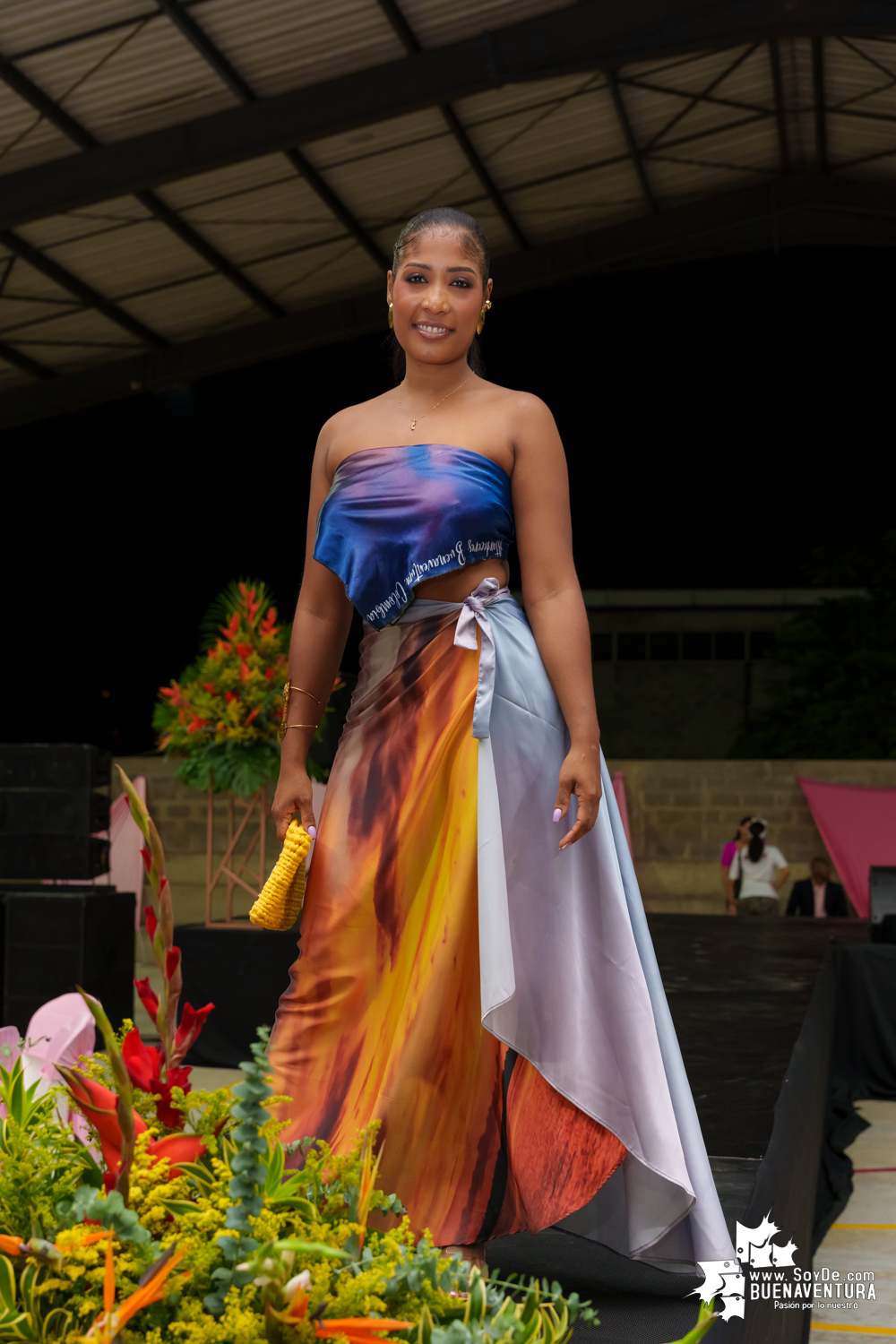 Secretarias del despacho de la Alcaldía Distrital de Buenaventura participaron en pasarela con los vestidos de atardeceres en evento del Día de la Mujer