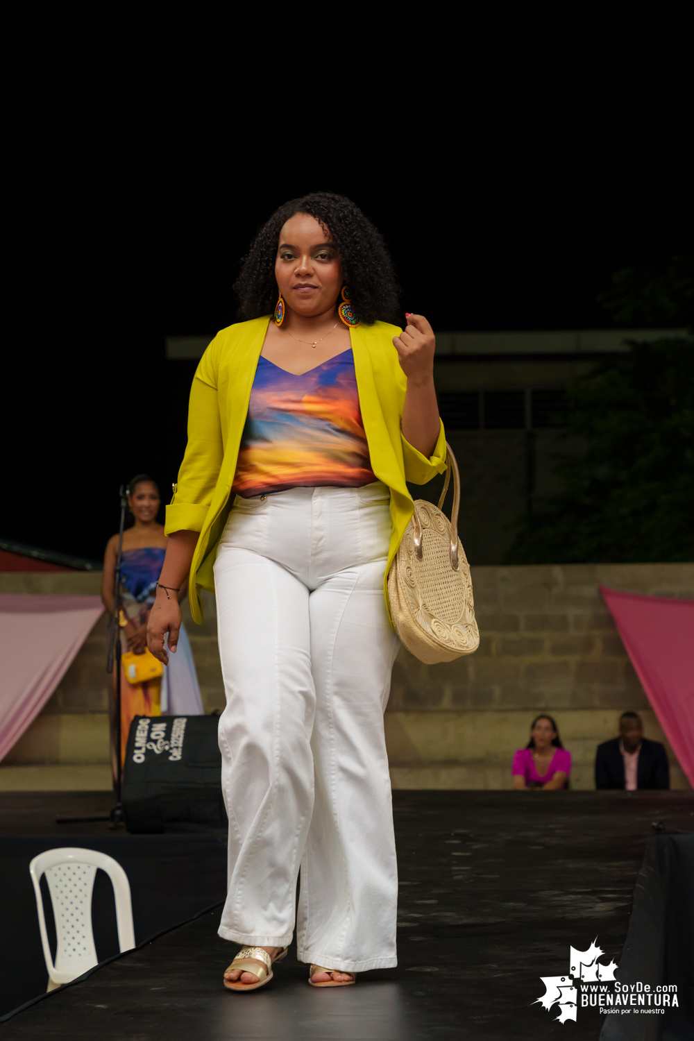 Secretarias del despacho de la Alcaldía Distrital de Buenaventura participaron en pasarela con los vestidos de atardeceres en evento del Día de la Mujer