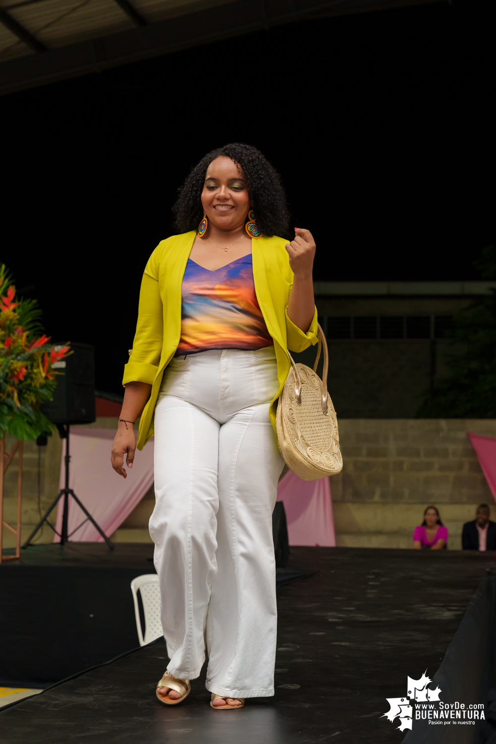 Secretarias del despacho de la Alcaldía Distrital de Buenaventura participaron en pasarela con los vestidos de atardeceres en evento del Día de la Mujer