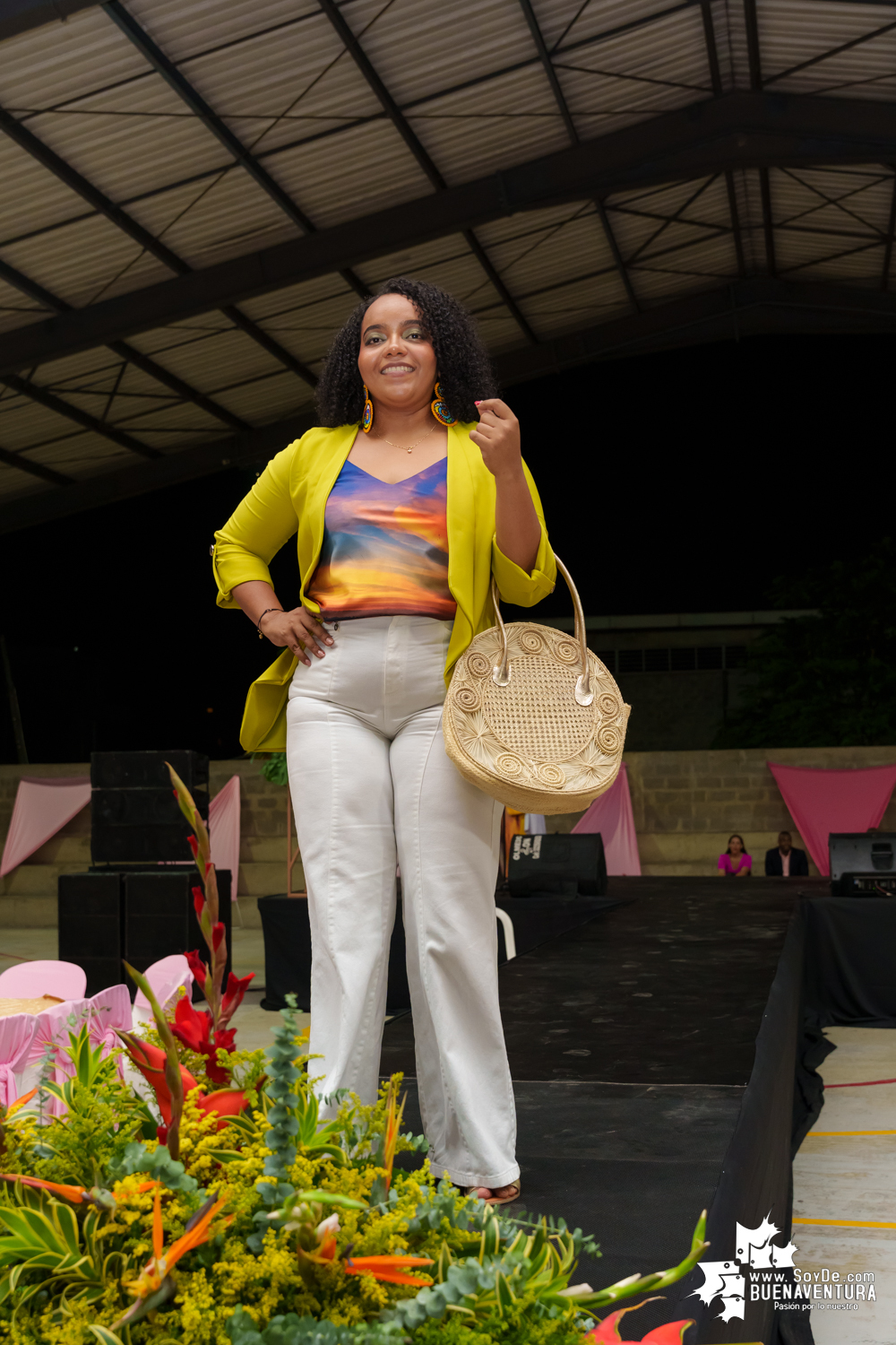 Secretarias del despacho de la Alcaldía Distrital de Buenaventura participaron en pasarela con los vestidos de atardeceres en evento del Día de la Mujer