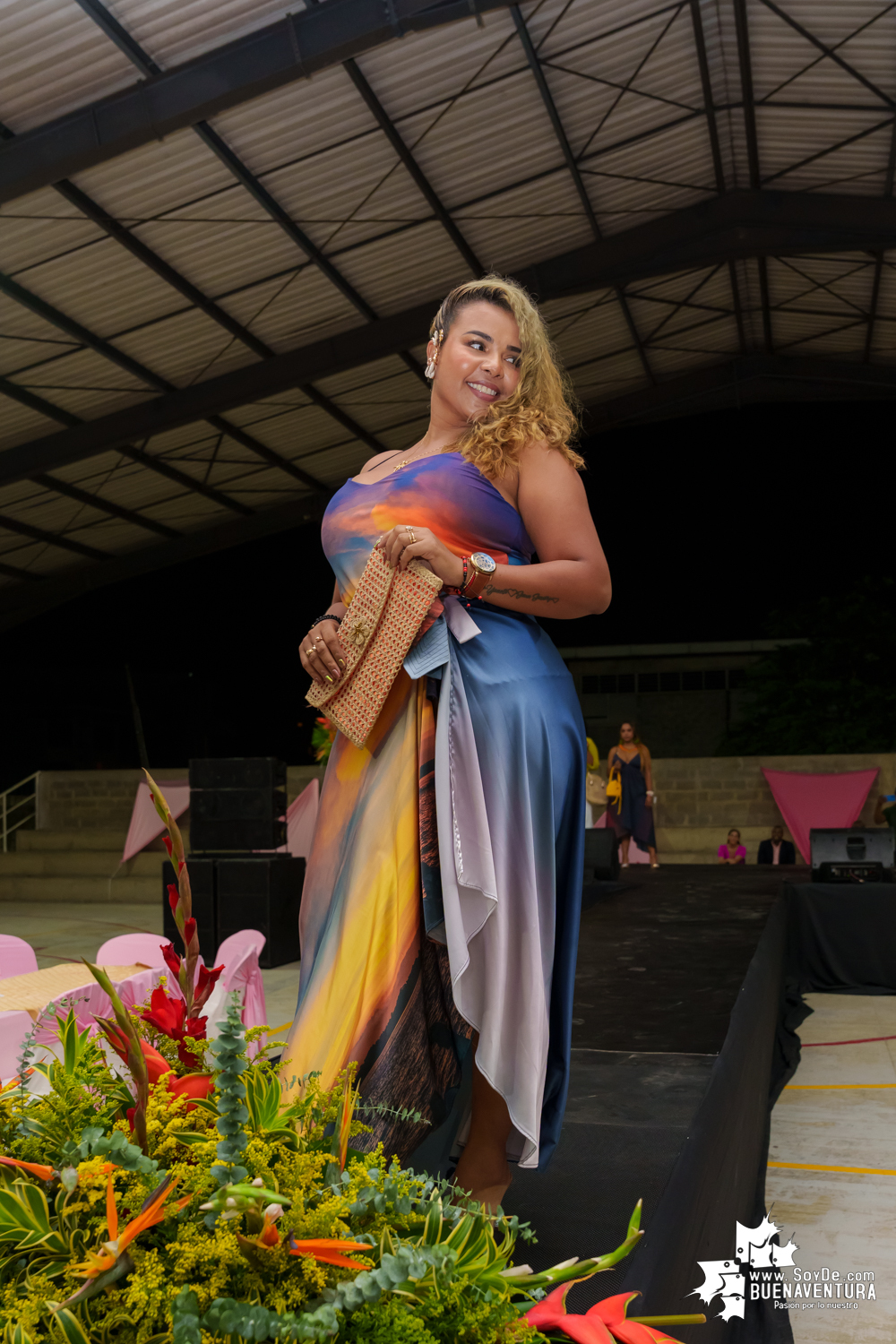 Secretarias del despacho de la Alcaldía Distrital de Buenaventura participaron en pasarela con los vestidos de atardeceres en evento del Día de la Mujer
