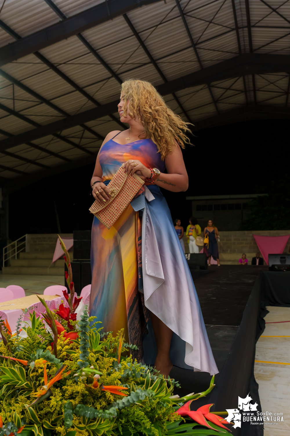 Secretarias del despacho de la Alcaldía Distrital de Buenaventura participaron en pasarela con los vestidos de atardeceres en evento del Día de la Mujer