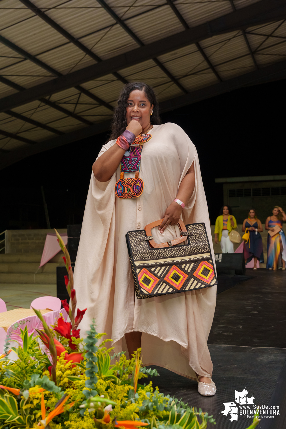 Secretarias del despacho de la Alcaldía Distrital de Buenaventura participaron en pasarela con los vestidos de atardeceres en evento del Día de la Mujer