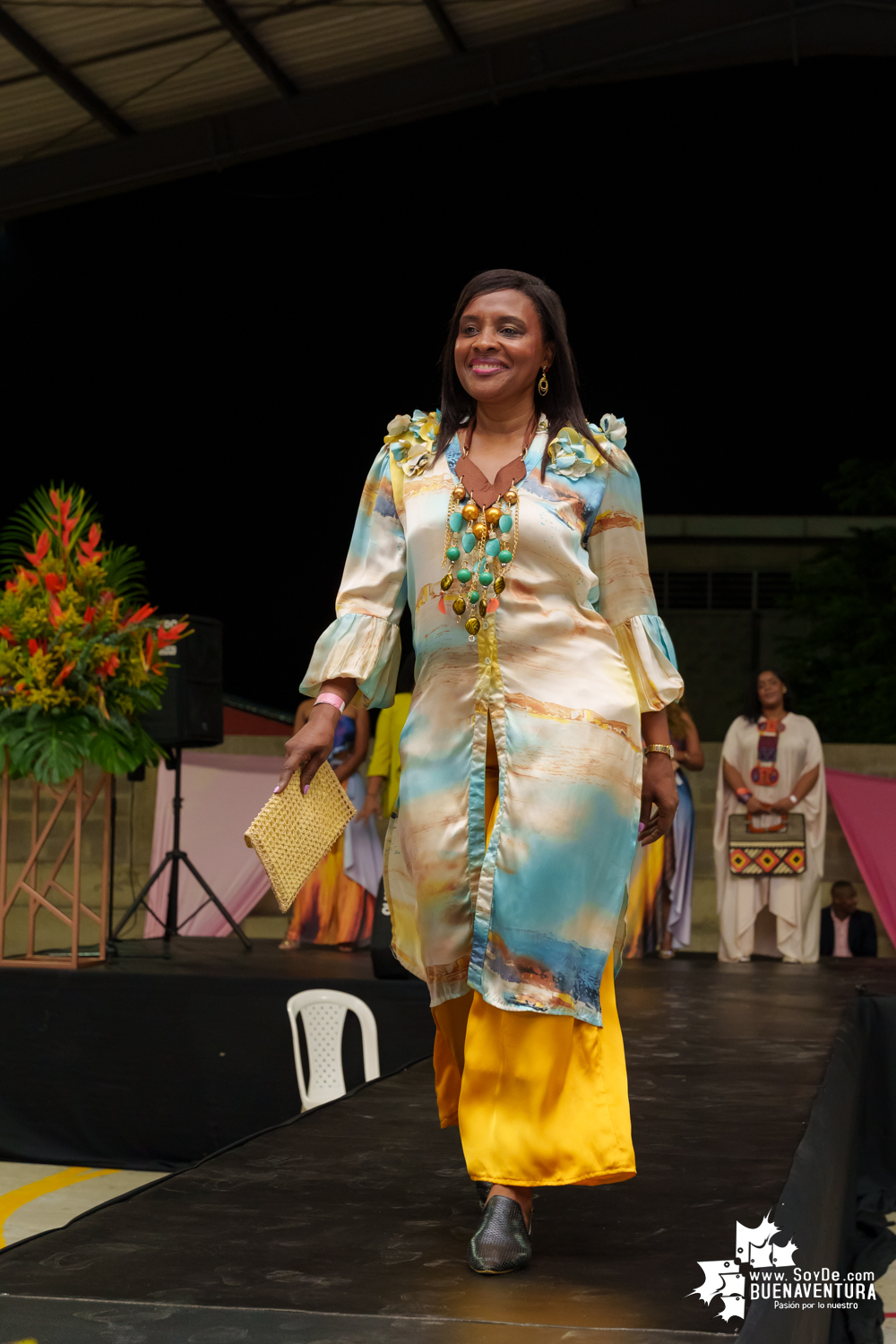 Secretarias del despacho de la Alcaldía Distrital de Buenaventura participaron en pasarela con los vestidos de atardeceres en evento del Día de la Mujer
