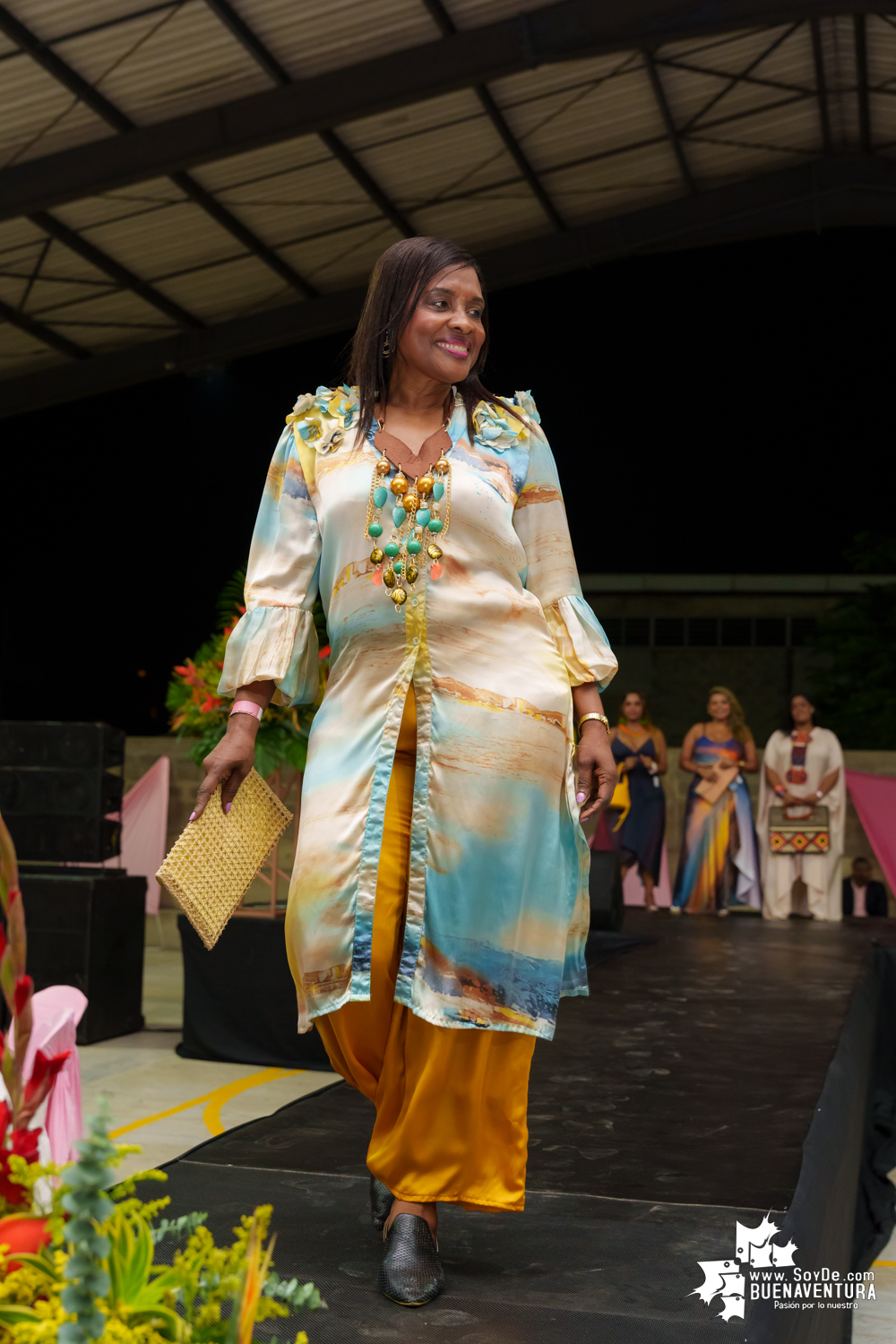 Secretarias del despacho de la Alcaldía Distrital de Buenaventura participaron en pasarela con los vestidos de atardeceres en evento del Día de la Mujer