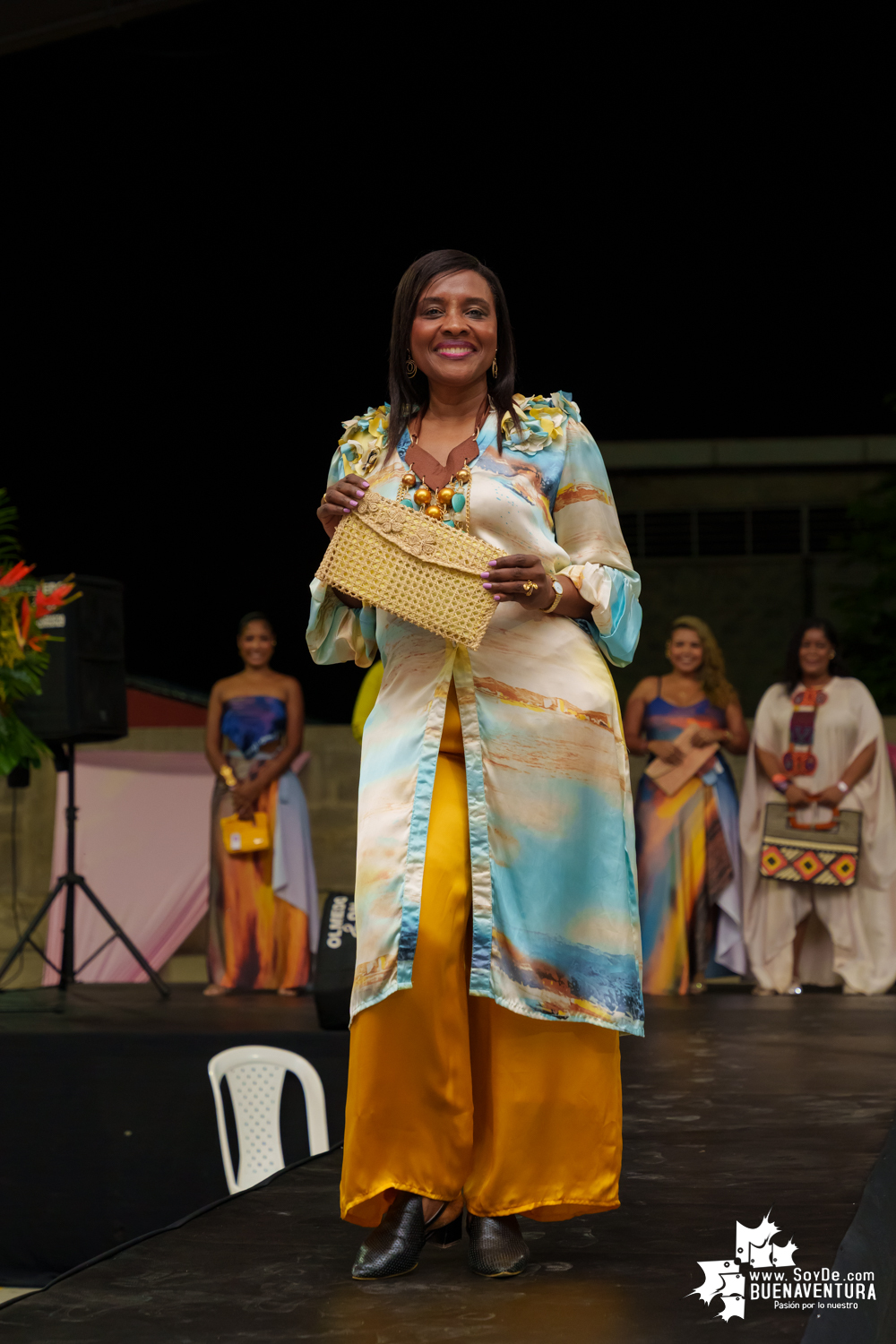 Secretarias del despacho de la Alcaldía Distrital de Buenaventura participaron en pasarela con los vestidos de atardeceres en evento del Día de la Mujer
