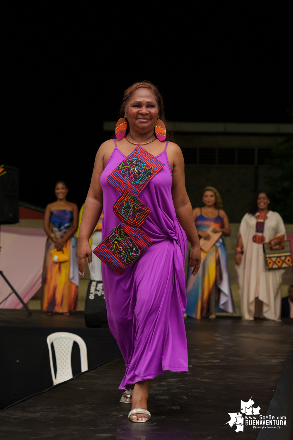 Secretarias del despacho de la Alcaldía Distrital de Buenaventura participaron en pasarela con los vestidos de atardeceres en evento del Día de la Mujer