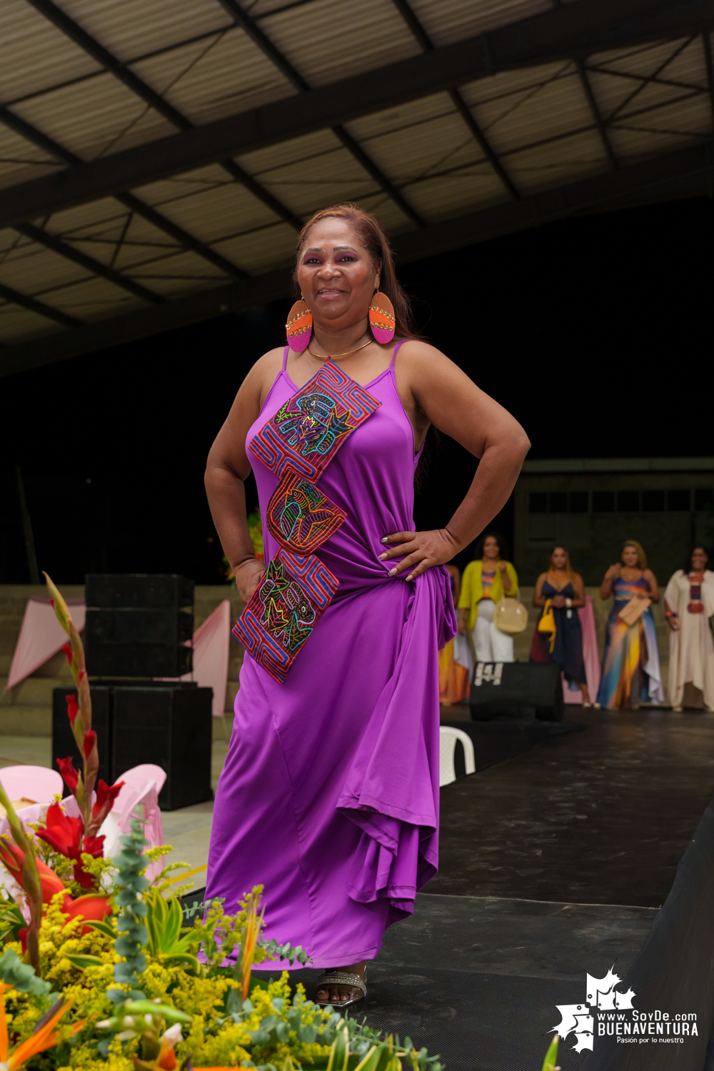 Secretarias del despacho de la Alcaldía Distrital de Buenaventura participaron en pasarela con los vestidos de atardeceres en evento del Día de la Mujer