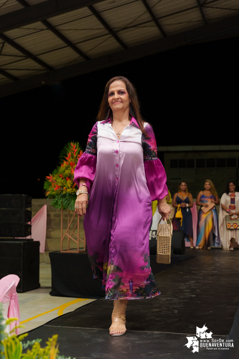 Secretarias del despacho de la Alcaldía Distrital de Buenaventura participaron en pasarela con los vestidos de atardeceres en evento del Día de la Mujer