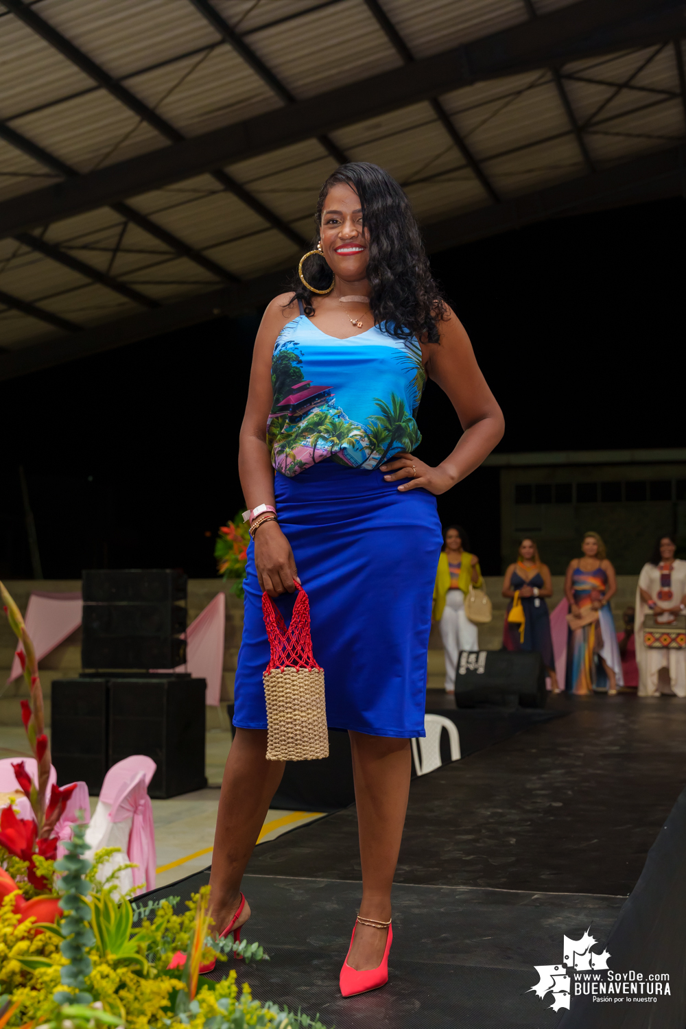 Secretarias del despacho de la Alcaldía Distrital de Buenaventura participaron en pasarela con los vestidos de atardeceres en evento del Día de la Mujer