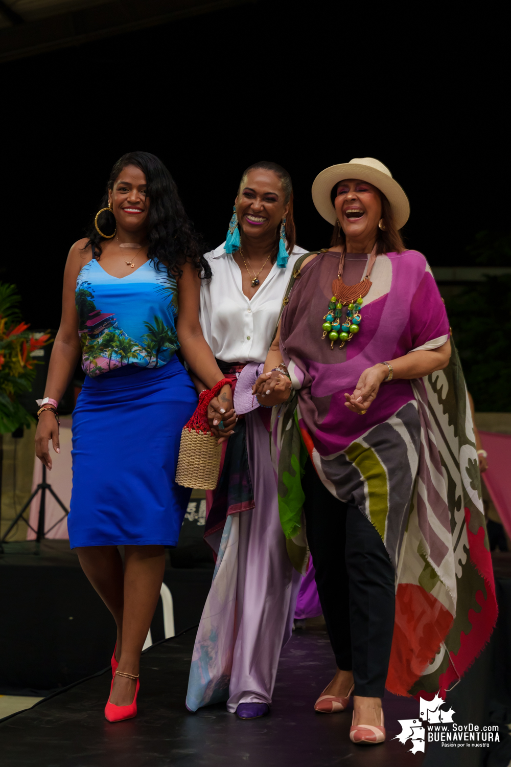 Secretarias del despacho de la Alcaldía Distrital de Buenaventura participaron en pasarela con los vestidos de atardeceres en evento del Día de la Mujer