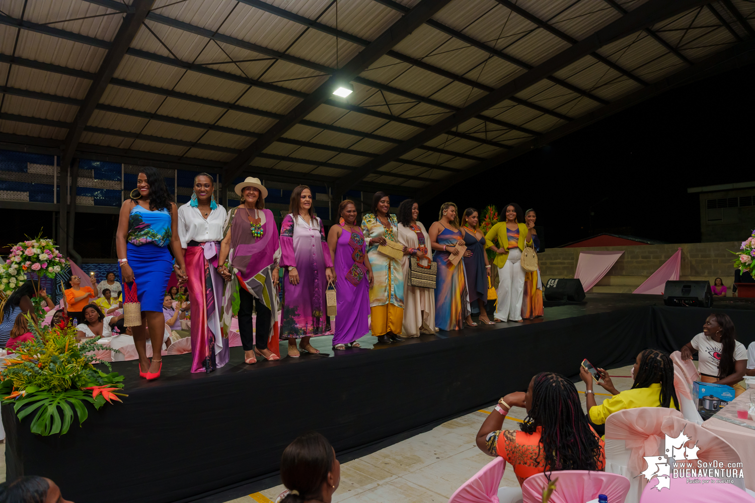 Secretarias del despacho de la Alcaldía Distrital de Buenaventura participaron en pasarela con los vestidos de atardeceres en evento del Día de la Mujer