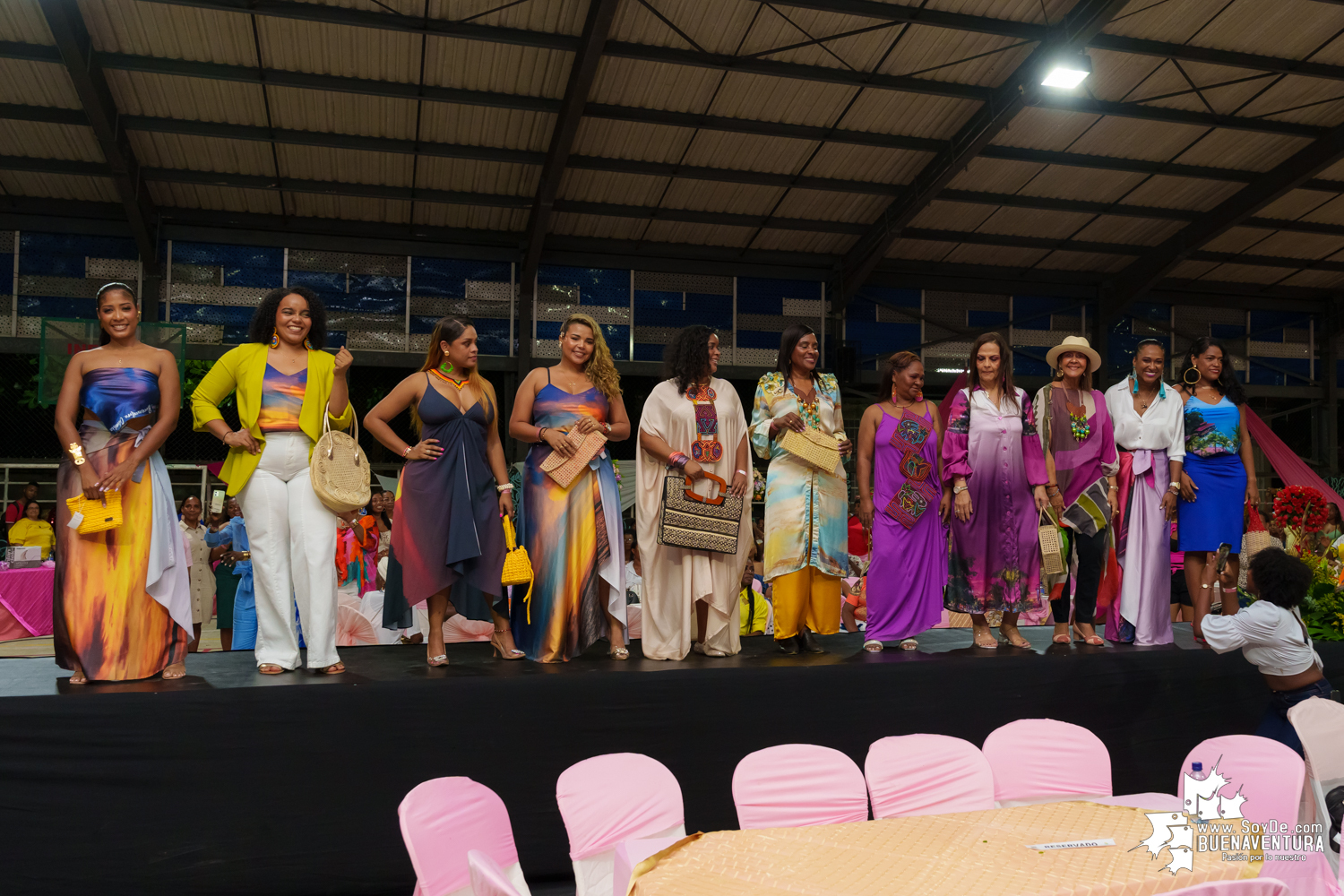 Secretarias del despacho de la Alcaldía Distrital de Buenaventura participaron en pasarela con los vestidos de atardeceres en evento del Día de la Mujer