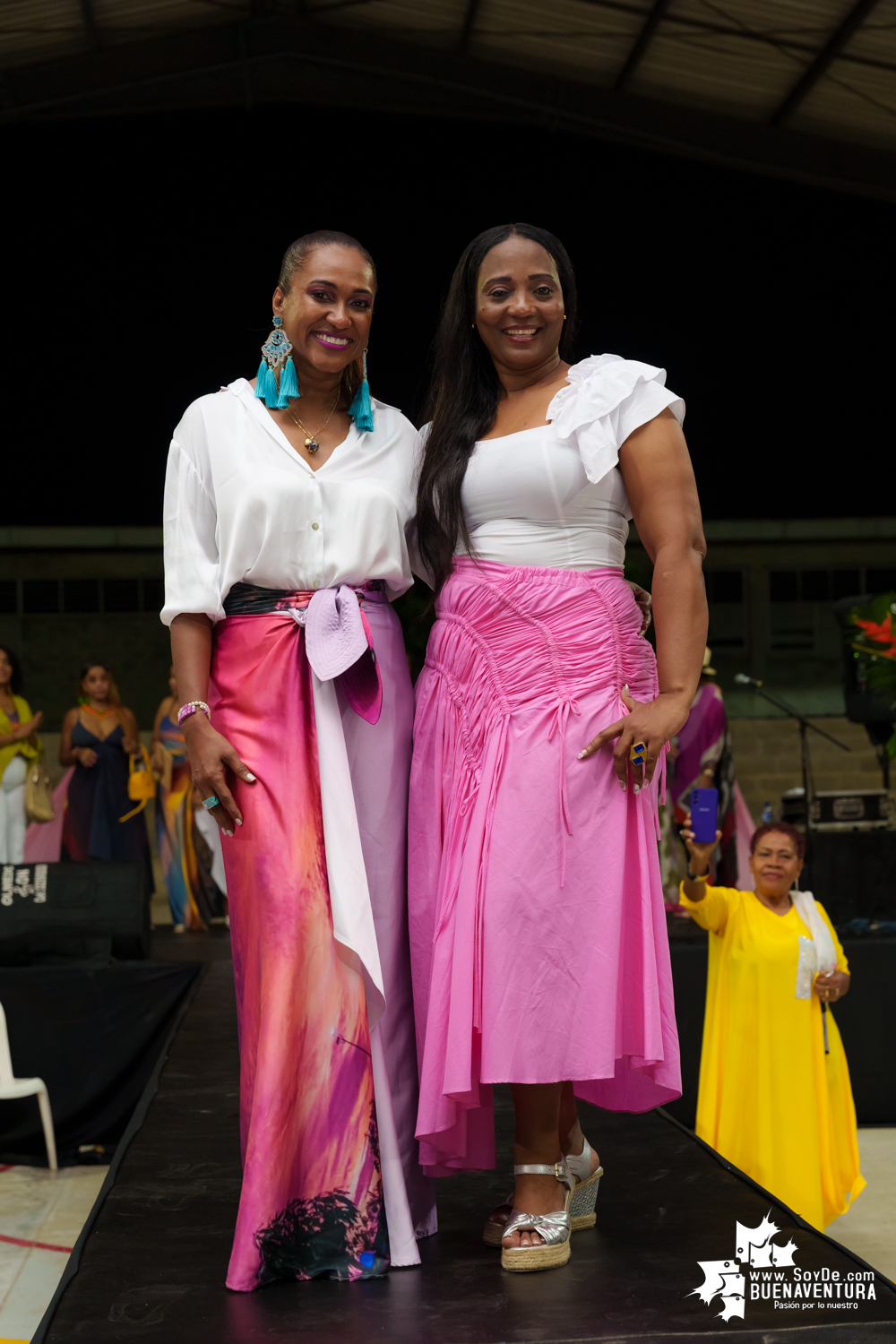 Secretarias del despacho de la Alcaldía Distrital de Buenaventura participaron en pasarela con los vestidos de atardeceres en evento del Día de la Mujer