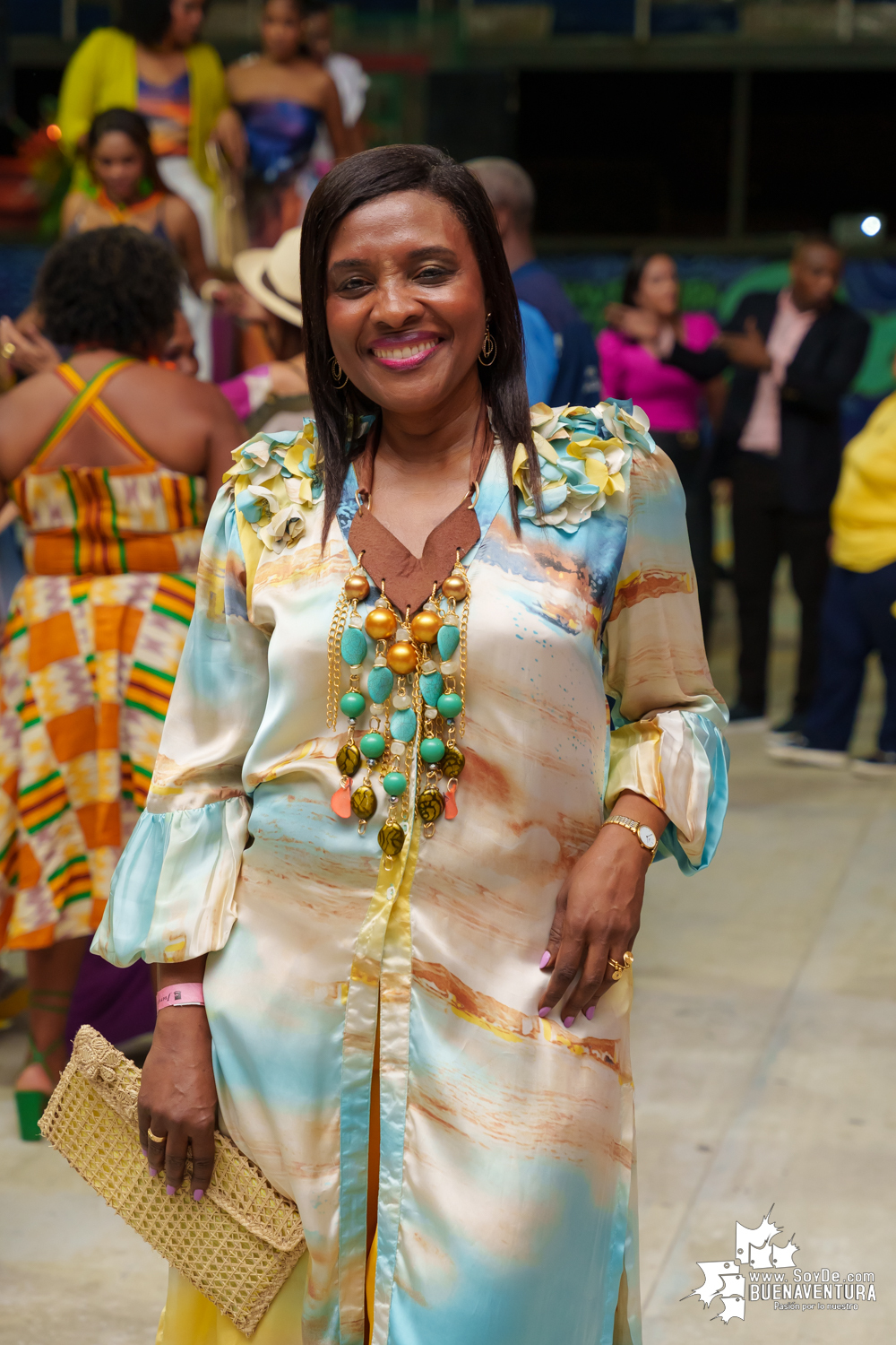 Secretarias del despacho de la Alcaldía Distrital de Buenaventura participaron en pasarela con los vestidos de atardeceres en evento del Día de la Mujer
