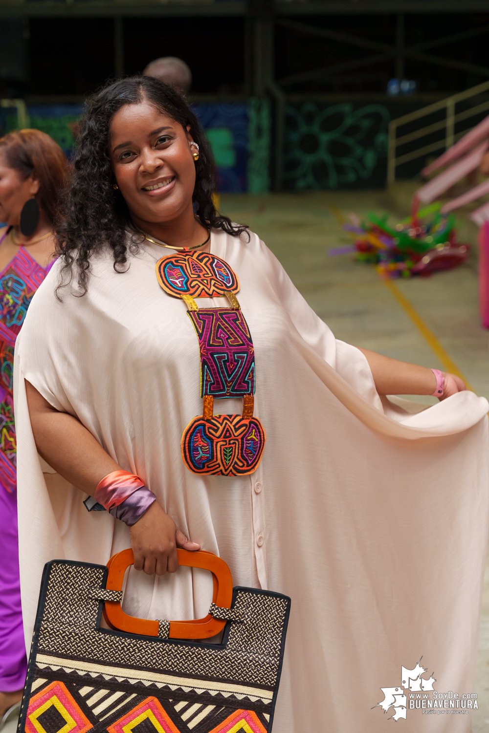 Secretarias del despacho de la Alcaldía Distrital de Buenaventura participaron en pasarela con los vestidos de atardeceres en evento del Día de la Mujer