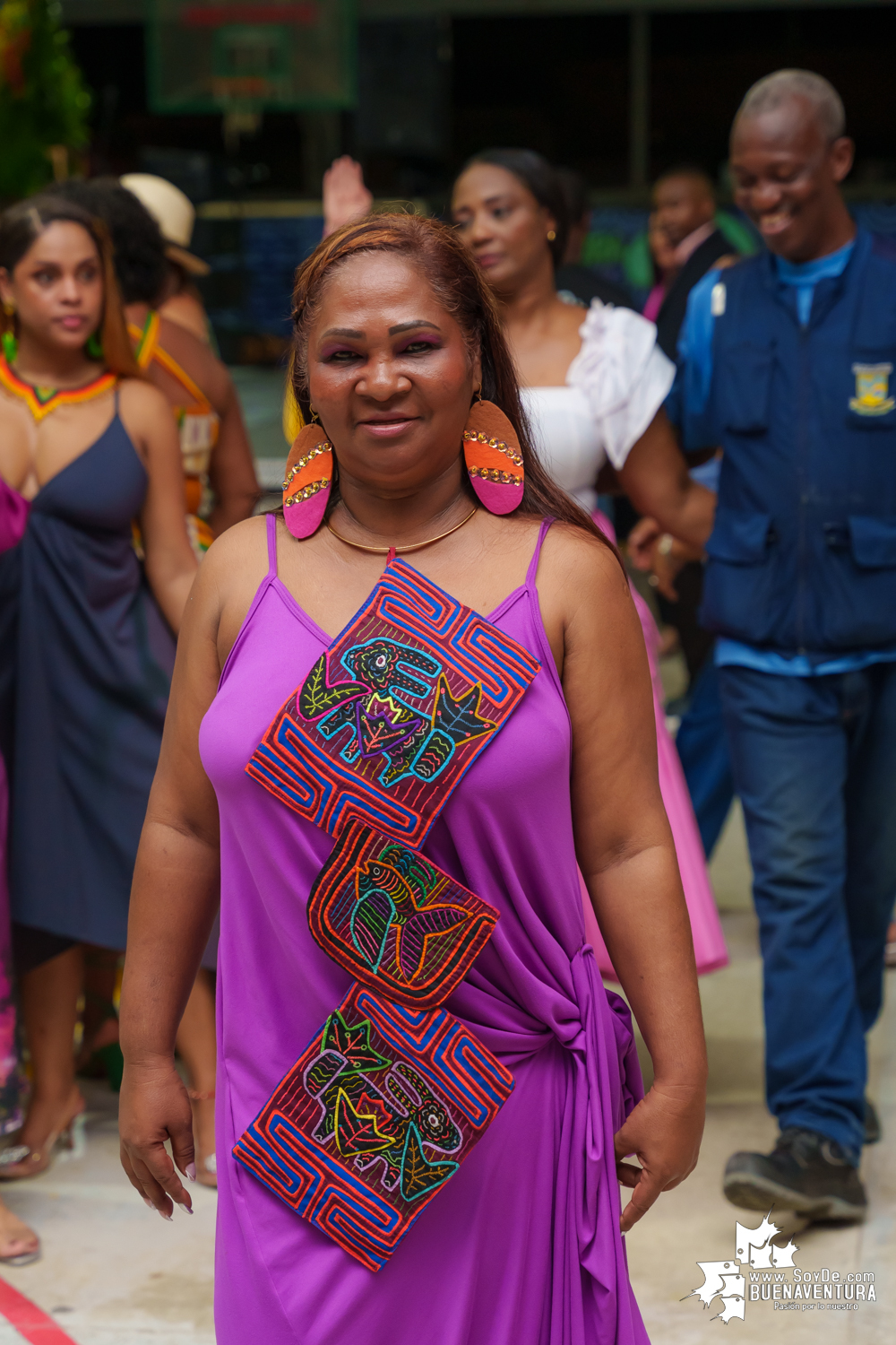 Secretarias del despacho de la Alcaldía Distrital de Buenaventura participaron en pasarela con los vestidos de atardeceres en evento del Día de la Mujer