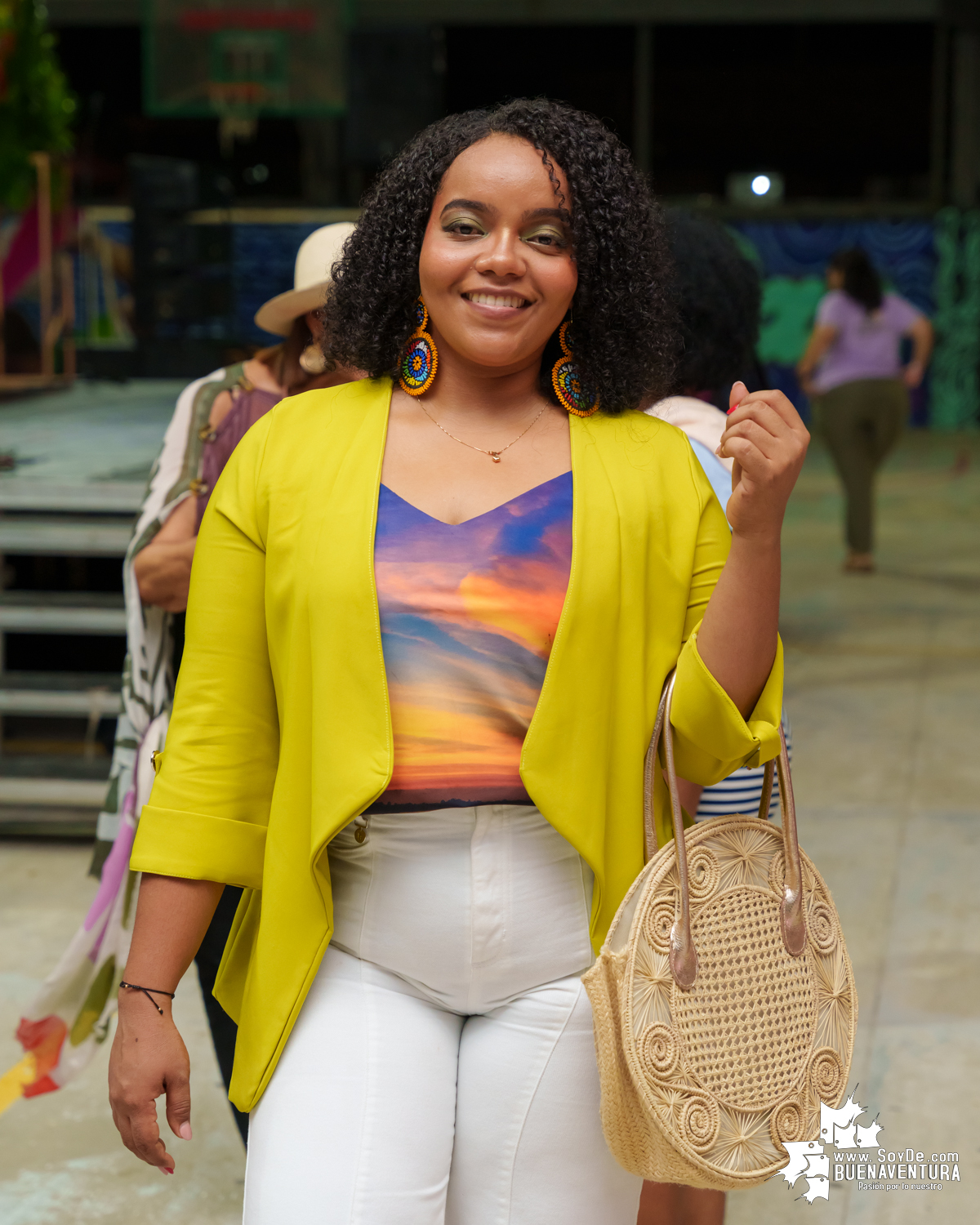 Secretarias del despacho de la Alcaldía Distrital de Buenaventura participaron en pasarela con los vestidos de atardeceres en evento del Día de la Mujer