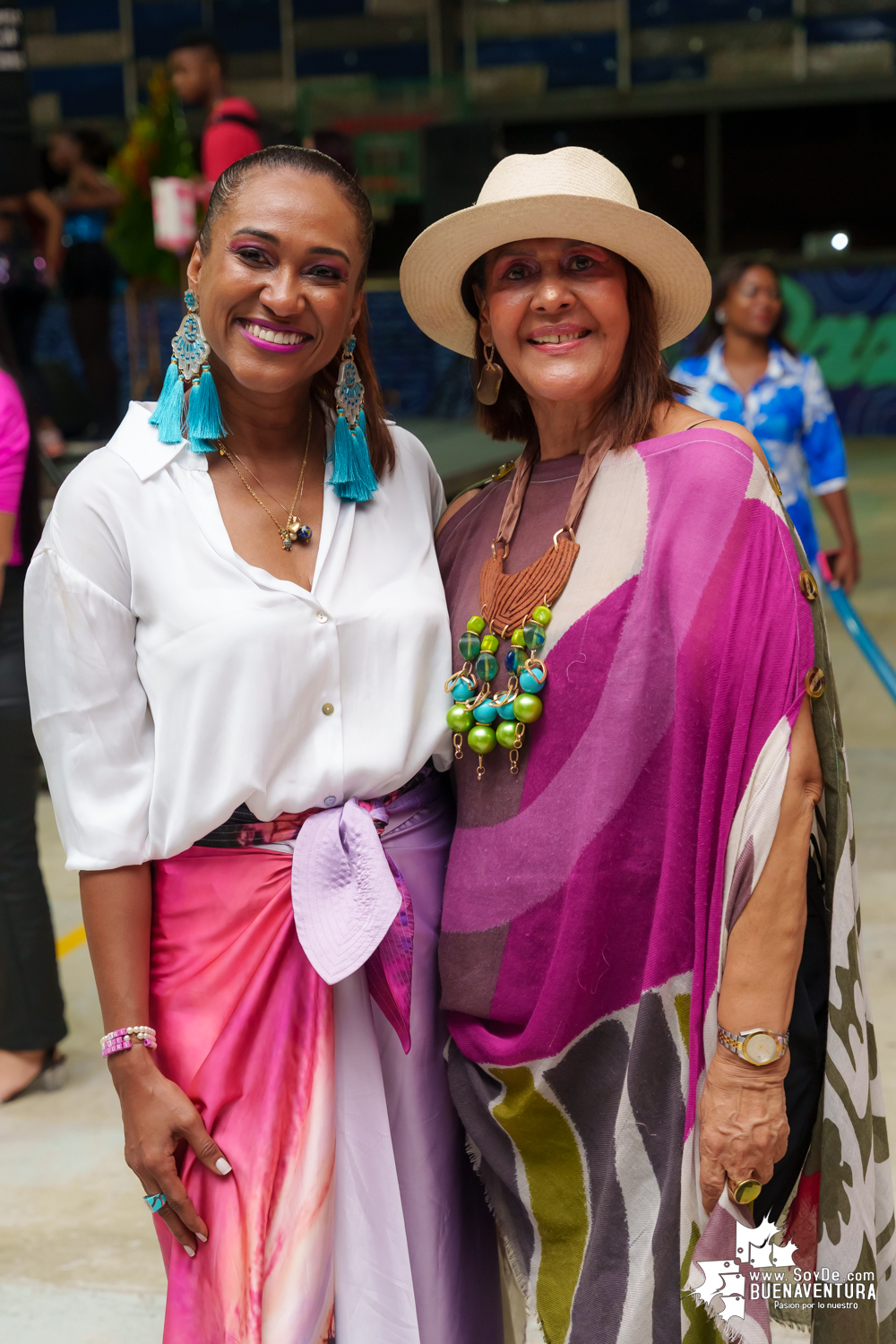 Secretarias del despacho de la Alcaldía Distrital de Buenaventura participaron en pasarela con los vestidos de atardeceres en evento del Día de la Mujer