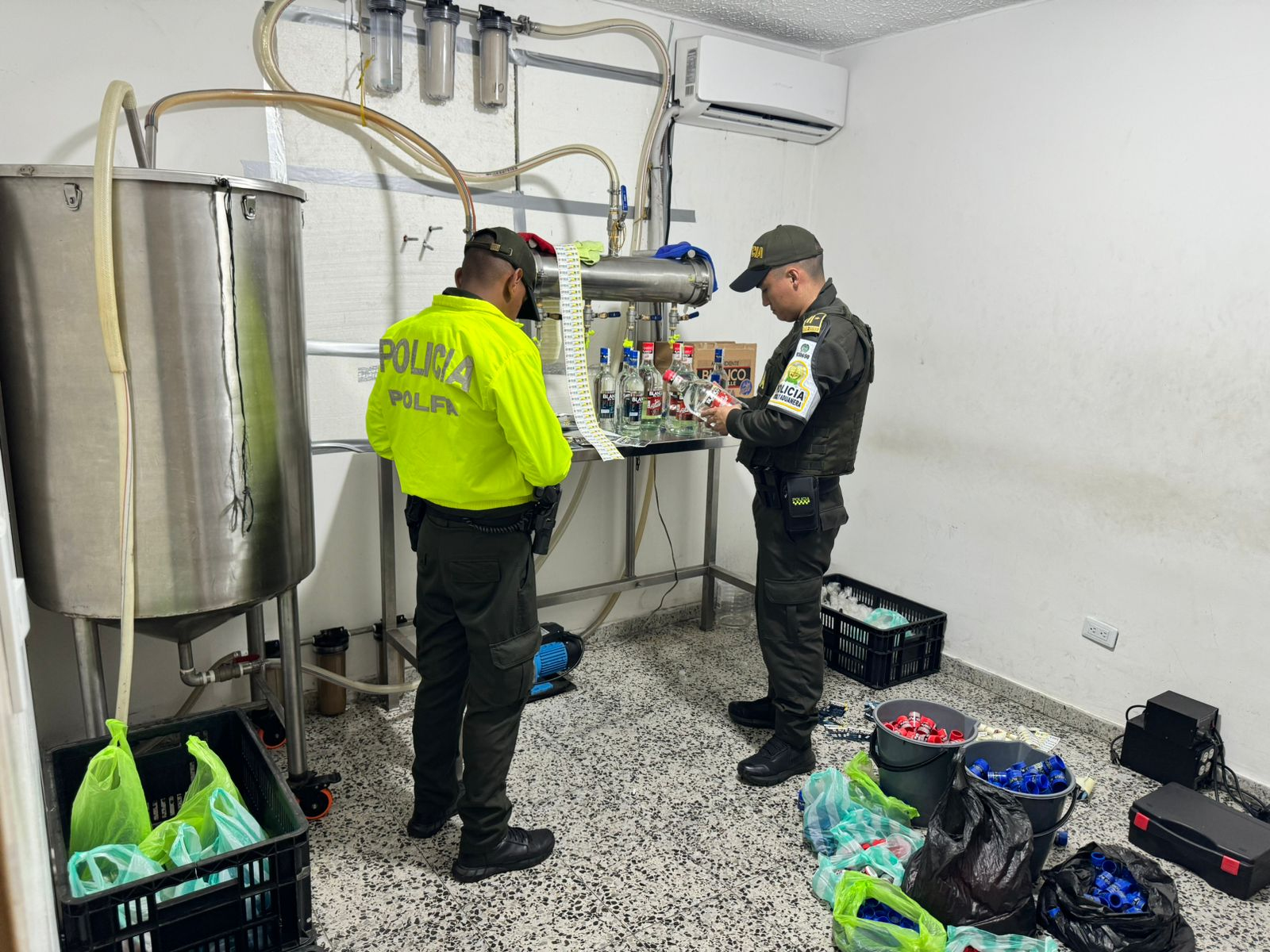 Golpe al contrabando de licor; fábrica clandestina en el sur de Cali falsificaba Aguardiente del Valle