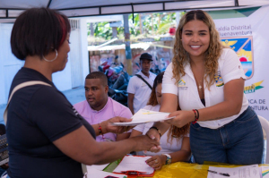 Hay 100 familias más son felices con la entrega de títulos de propiedad de sus predios en Buenaventura