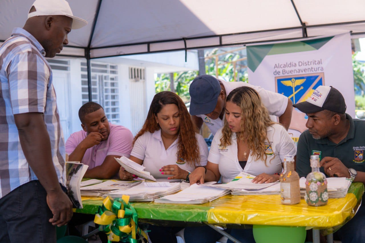 Hay 100 familias más son felices con la entrega de títulos de propiedad de sus predios en Buenaventura