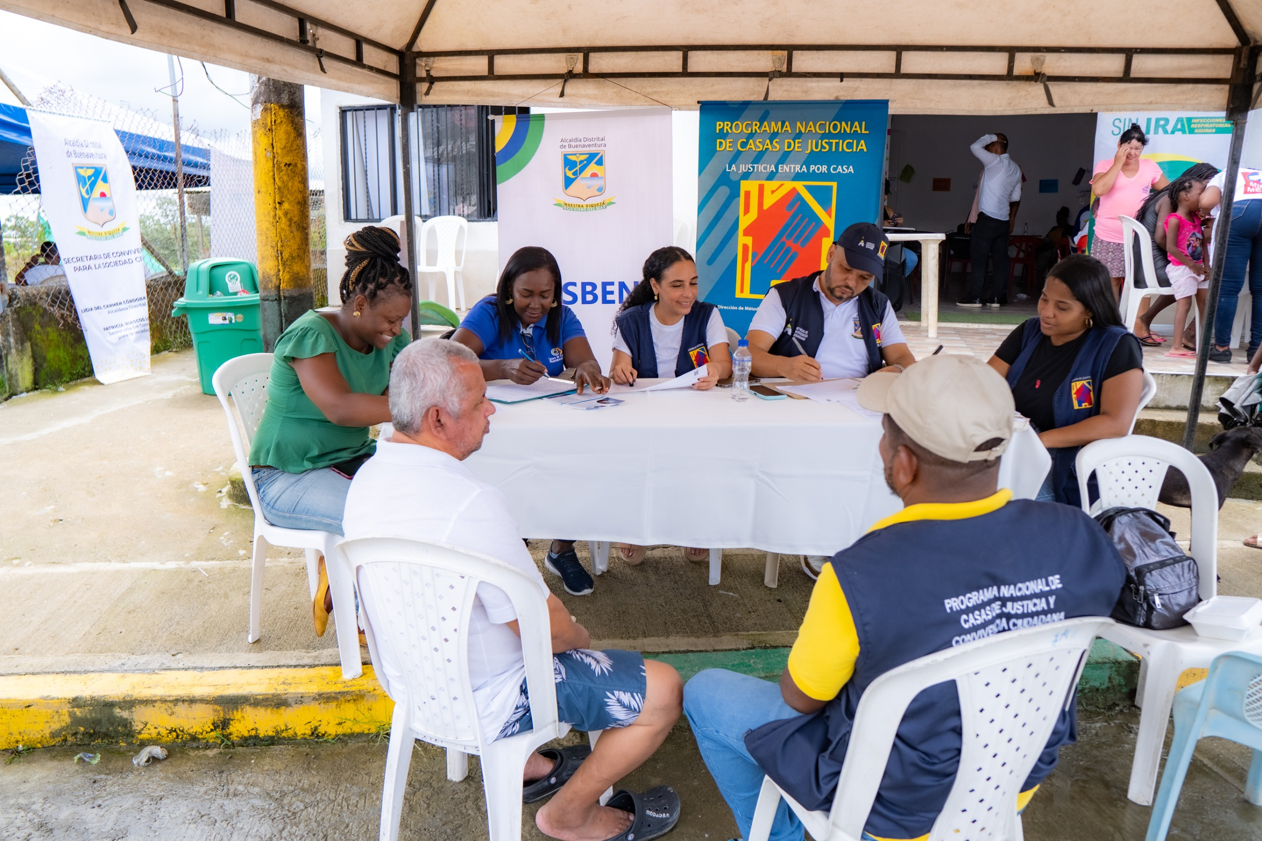 Habitantes del barrio Nueva Frontera recibieron oferta institucional de la Alcaldía Distrital de Buenaventura y otras entidades