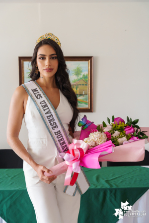Con entrega de un ramo y deseando una excelente representación, la Alcaldía Distrital despidió a Luis María López, Miss Universe Buenaventura 