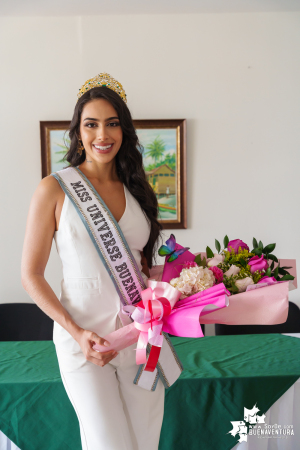 Con entrega de un ramo y deseando una excelente representación, la Alcaldía Distrital despidió a Luis María López, Miss Universe Buenaventura 