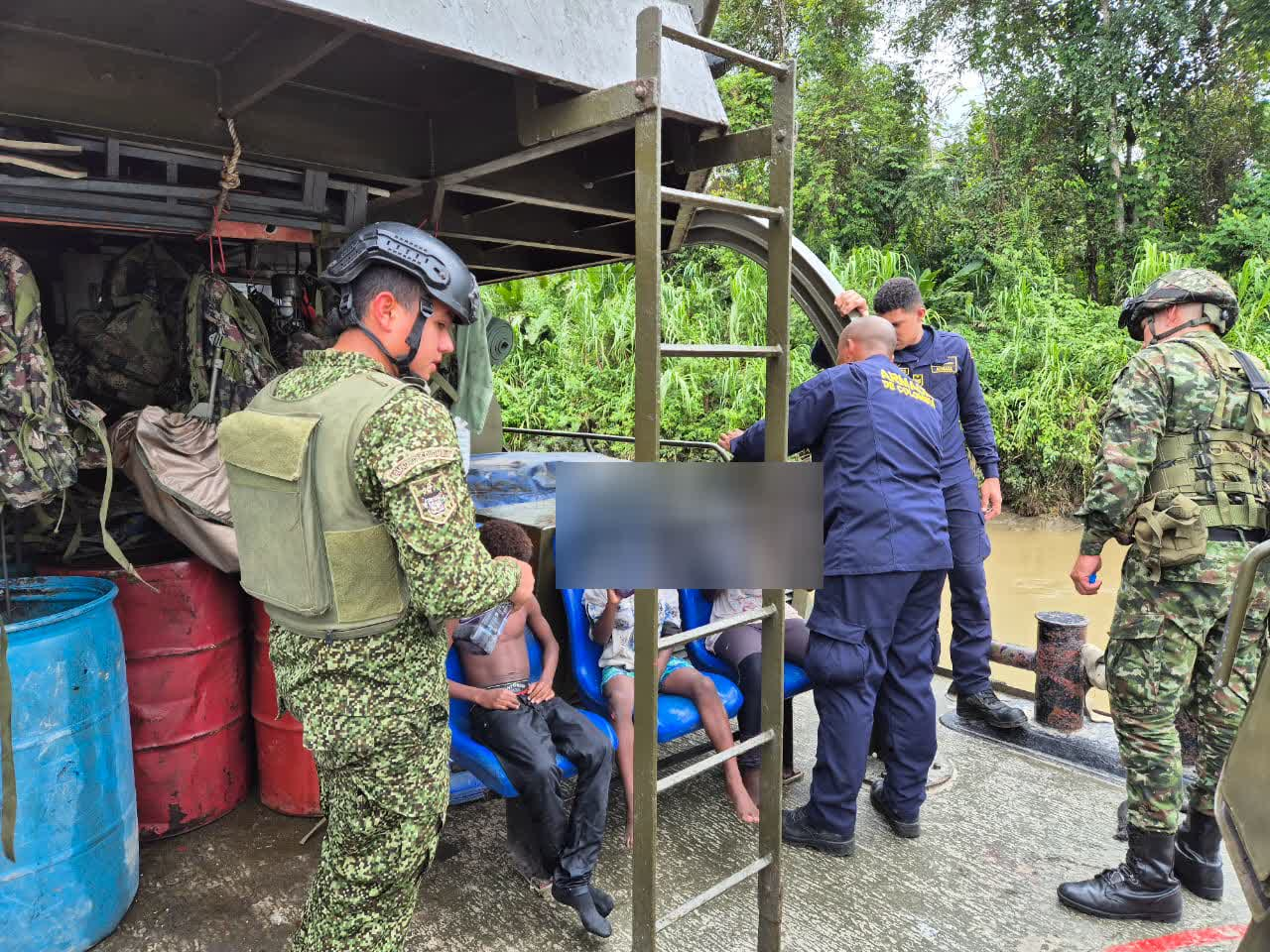 La Armada de Colombia actuó rápidamente para salvar la vida de tres menores y un adulto, tras volcamiento de embarcación en el río Micay