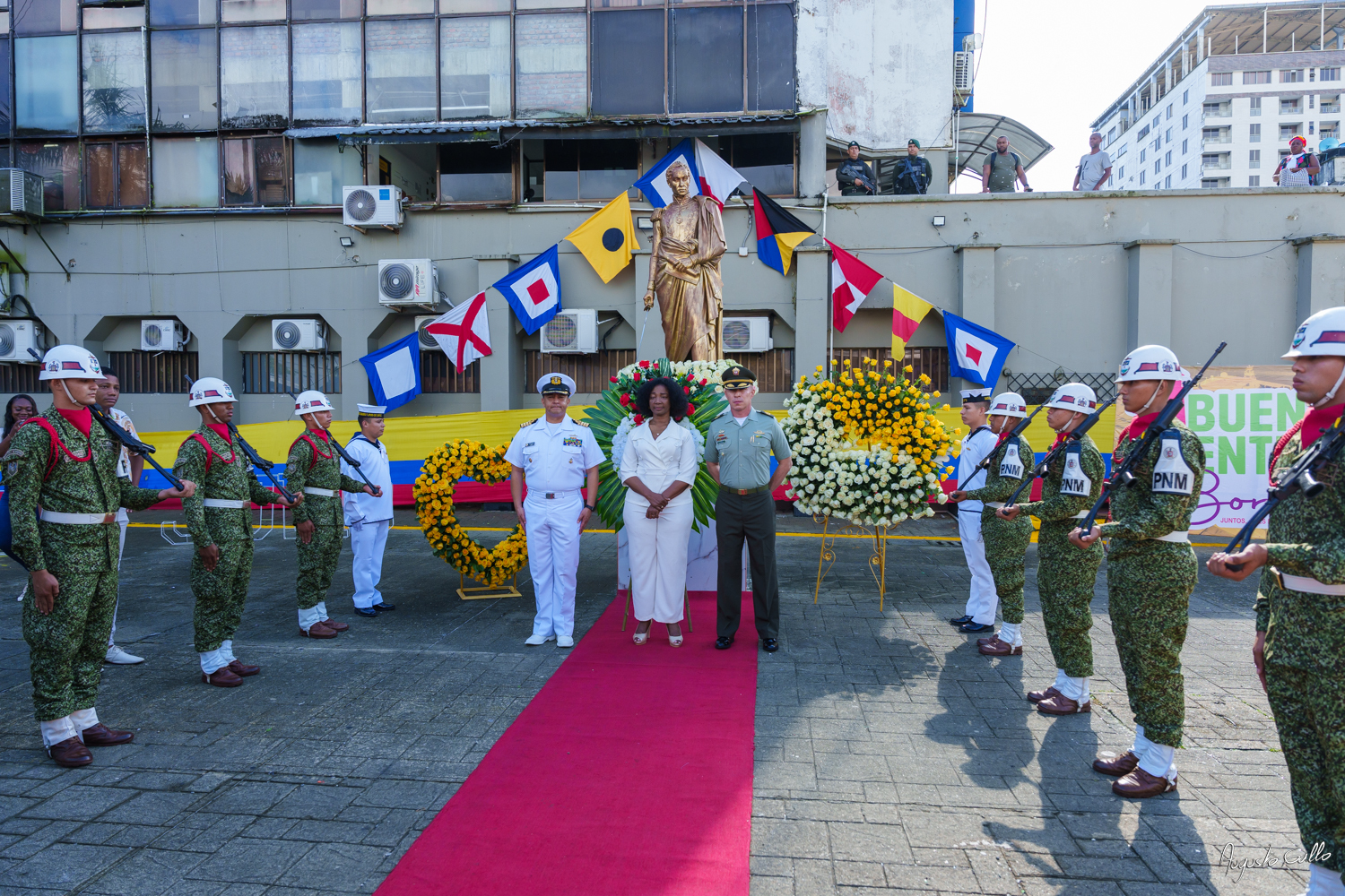 Medallas Pascual de Andagoya y José Prudencio Padilla entregó la Alcaldesa Distrital de Buenaventura durante el desfile del 20 de julio de 2024
