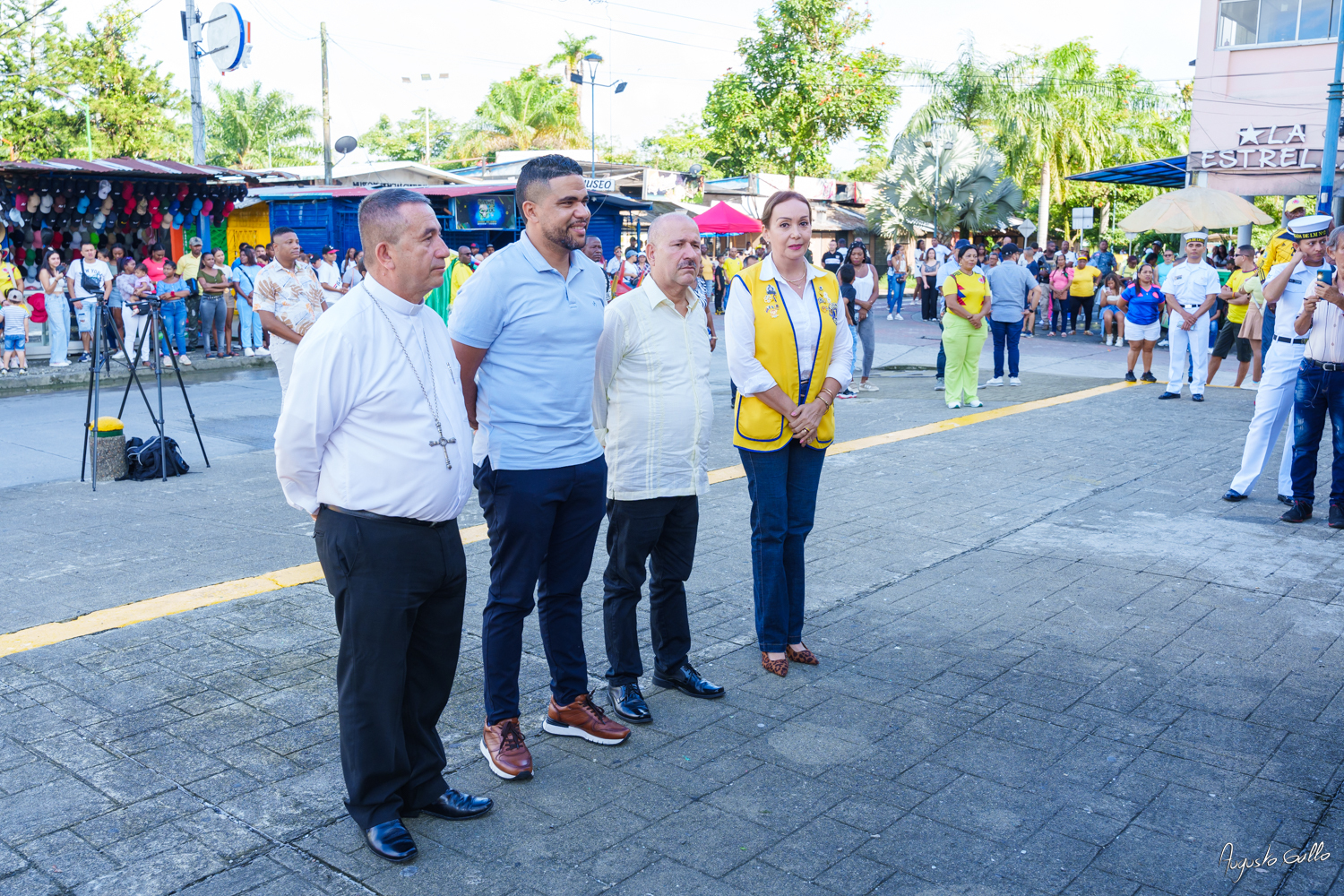 Medallas Pascual de Andagoya y José Prudencio Padilla entregó la Alcaldesa Distrital de Buenaventura durante el desfile del 20 de julio de 2024