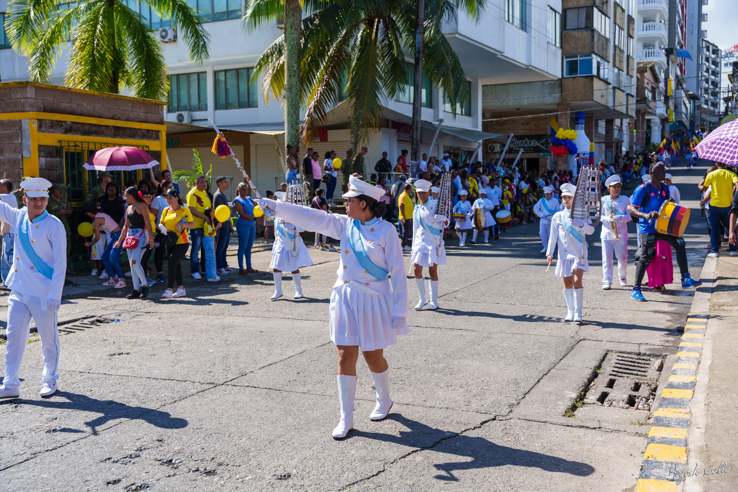 Medallas Pascual de Andagoya y José Prudencio Padilla entregó la Alcaldesa Distrital de Buenaventura durante el desfile del 20 de julio de 2024