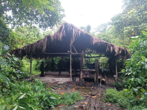 La Fuerza Pública localizó un depósito ilegal con armamento y un laboratorio del GAOR “E6 Jaime Martínez” en el Cauca y Valle del Cauca
