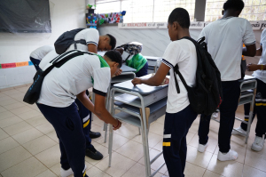 Estudiantes del ITI Gerardo Valencia Cano recibieron mobiliario escolar gracias a un convenio entre Planeación Nacional y la Alcaldía Distrital de Buenaventura 